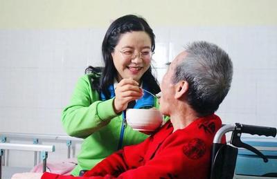 第八届“闪亮龙华人”评选结果揭晓 回族同胞马静以卓越的老年人养护服务荣登榜单