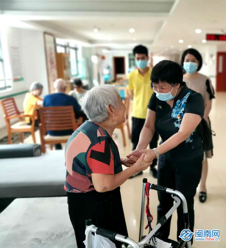 深入基层送温暖，党建引领暖夕阳——芗城区社保中心党支部开展关爱老人主题党日活动